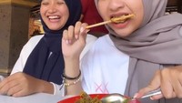 Momen kuliner Halda juga kerap terlihat bersama Arafah. Mereka menikmati sate hingga hidangan daging berkuah gurih di sebuah restoran. Foto: Instagram @haldarnta