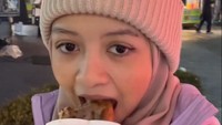 Wanita kelahiran 2004 ini aktif membagikan momennya di Instagram dengan akun @haldarnta. Banyak momennya saat kulineran, salah satunya ketika menikmati street food di Korea. Foto: Instagram @haldarnta