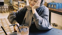 Halda juga diketahui membagikan posenya saat ngopi. Begini momennya ketika menikmati es kopi susu di sebuah kafe. Foto: Instagram @haldarnta