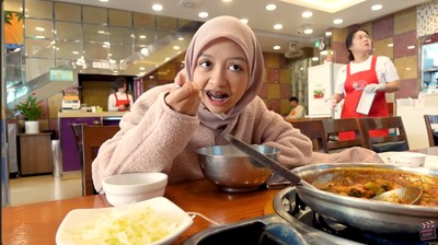 Seru! Ini Gaya Kuliner Halda Rianta Saat Ngopi dan Jajan di Korea