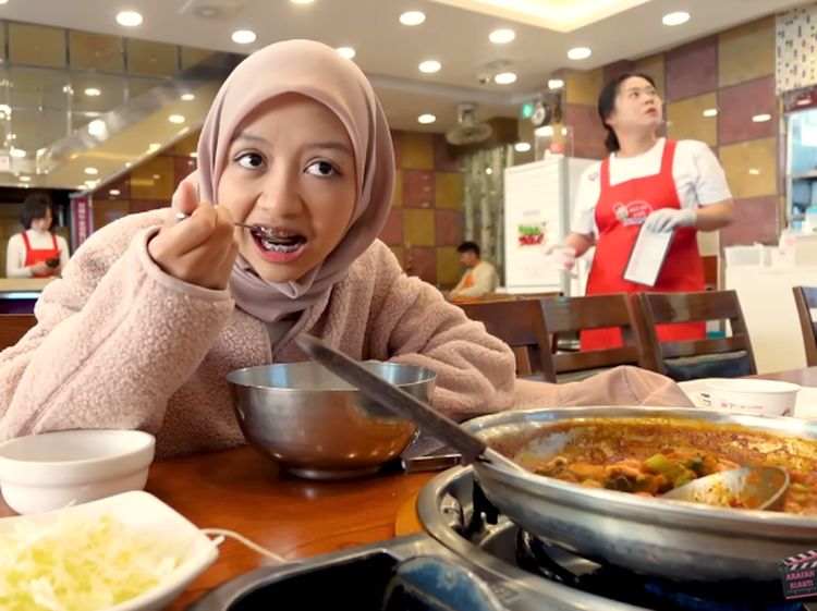 Seru! Ini Gaya Kuliner Halda Rianta Saat Ngopi dan Jajan di Korea