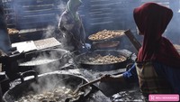 Harga kedelai impor di tingkat para pembuat tahu naik dari Rp 11.200 menjadi Rp 16.200 per kilogram.