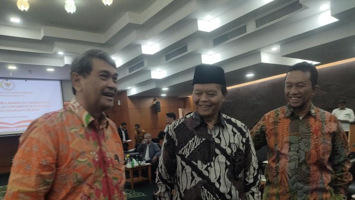 Wakil Ketua Majelis Syuro PKS, Hidayat Nur Wahid (HNW), dan Anggota Majelis Syuro PKS, Tifatul Sembiring, di kompleks parlemen, Senayan, Jakarta, Selasa (2/7/2024).