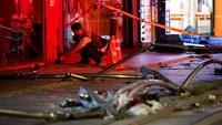 Menurut media setempat, mobil tersebut melaju ke arah yang salah dan menabrak dua kendaraan lain sebelum bersentuhan dengan pejalan kaki.