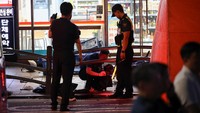 Setidaknya empat orang lagi telah dibawa ke rumah sakit. Polisi mengatakan mereka sedang menyelidiki peristiwa tersebut.