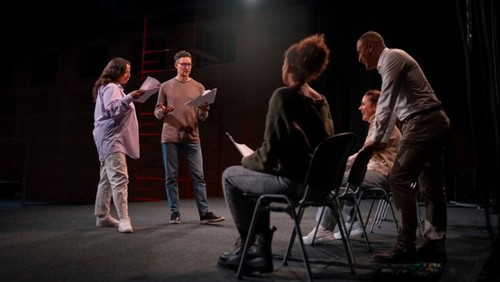 Ilustrasi drama, ilustrasi cerita, ilustrasi percakapan, ilustrasi pentas. (Freepik)