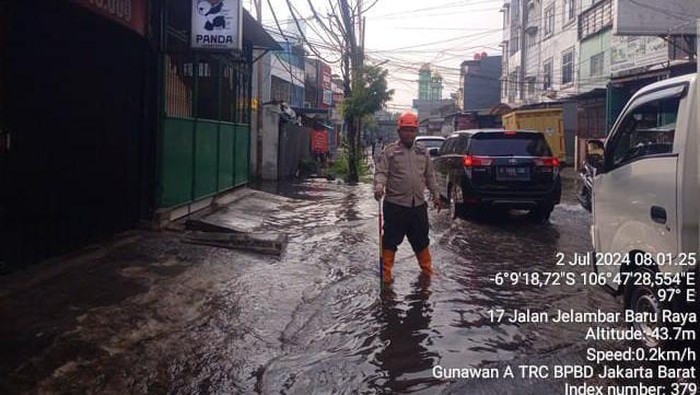 Hujan Deras Sebabkan Banjir Pagi Ini di Jalan Jelambar, Jakarta Barat