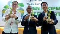 Head of Secured Lending Business & Consumer Credit Underwriting CIMB Niaga Djojo Boentoro (kiri) berbincang bersama Head of Non Branch Channel CIMB Niaga Heintje Mogi (kanan) dan Associate Director of Planning & Design Ciputra Residence Taufiq Hidayat (tengah) usai diskusi bersama bertemakan Tren Properti dan Green Mortgage 2024, di Jakarta.