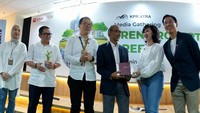 Selain fasilitas Green Mortgage, nasabah juga memiliki kesempatan untuk berkontribusi dalam gerakan penanaman 1 pohon untuk keberlanjutan bumi melalui KPR One House One Tree. Dengan memilih pembiayaan rumah ramah lingkungan, nasabah telah berkontribusi mengurangi emisi karbon sehingga dapat menciptakan bumi yang lebih lestari.