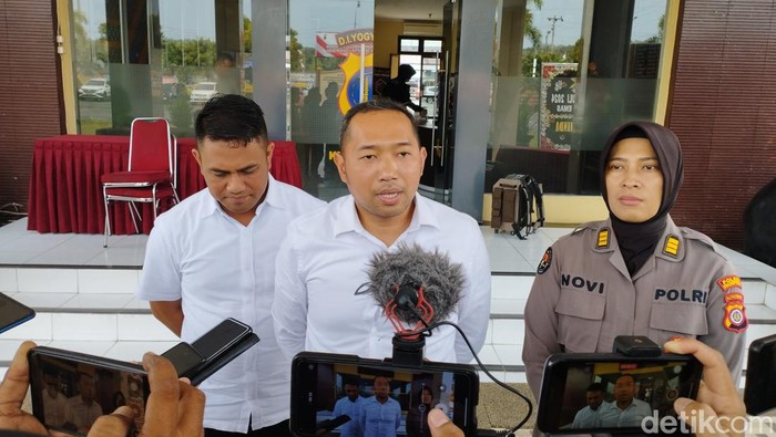 Kasat Res Narkoba Polres Kulon Progo AKP Fatoni Bahrul Arifin saat memberikan keterangan soal kasus Lurah Hargomulyo di Mapolres Kulon Progo, Selasa (2/7/2024).