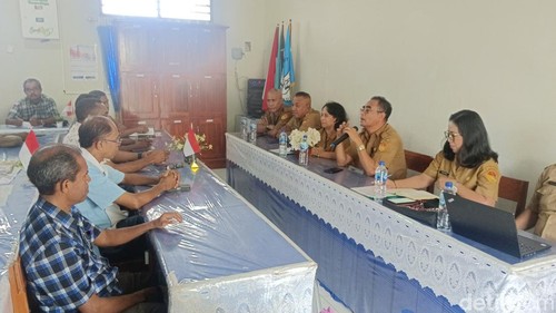 Kepala Dinas Pendidikan dan Kebudayaan NTT, Ambrosius Kodo, saat berdialog bersama sejumlah guru di SMKN 5 Kupang, Selasa (2/7/2024). (Foto: Yufengki Bria/detikBali).