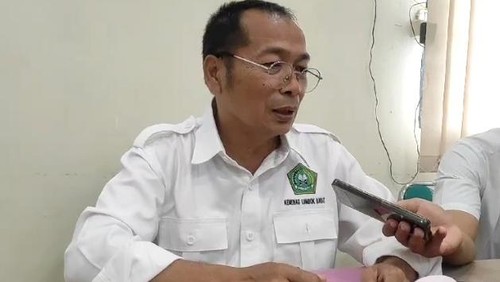 Kepala Kemenag Lombok Barat Haryadi Iskandar di kantornya, Senin (1/7/2024).