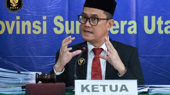 Ketua Majelis sidang DKPP terkait pelanggaran kode etik seluruh komisioner Bawaslu dan KPU Labura. (Dok. DKPP RI)