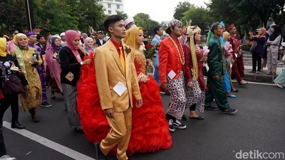 Kirab Ratusan Pasang Pengantin Nikah Masal di Surabaya