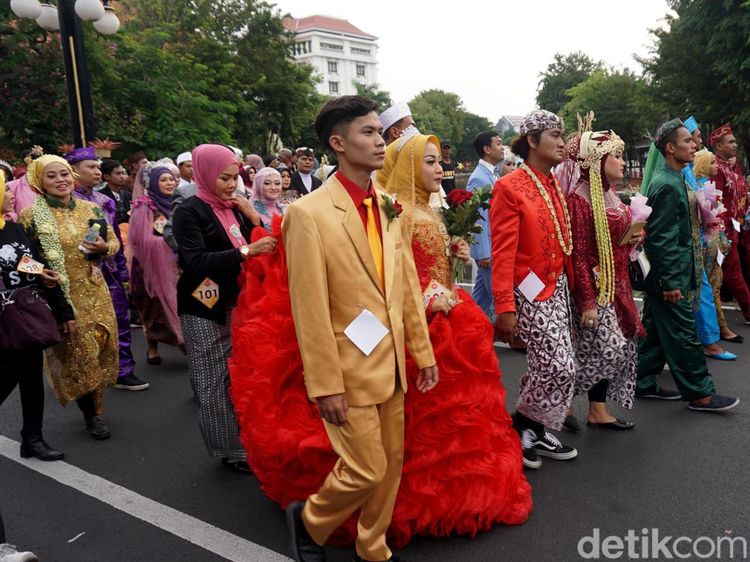 Kirab Ratusan Pasang Pengantin Nikah Masal di Surabaya