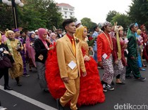 Kirab Ratusan Pasang Pengantin Nikah Masal di Surabaya