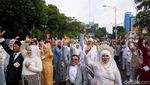 Kirab Ratusan Pasang Pengantin Nikah Masal di Surabaya