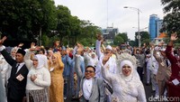 Ratusan pasangan pengantin mengikuti kirab dari Alun-Alun Surabaya menuju Balai Kota mulai pukul 16.00 WIB.