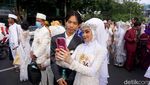 Kirab Ratusan Pasang Pengantin Nikah Masal di Surabaya