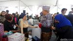 Kirab Ratusan Pasang Pengantin Nikah Masal di Surabaya