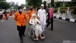 Kirab Ratusan Pasang Pengantin Nikah Masal di Surabaya