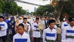 Kirab Ratusan Pasang Pengantin Nikah Masal di Surabaya
