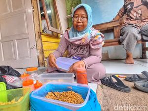 Cerita Ibunda Ilham Bertahan Hidup Lewat Jualan Jajanan