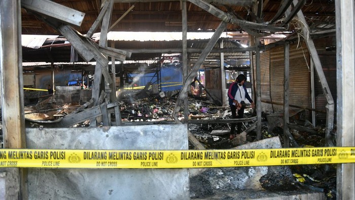 Warga mengamati lokasi pascakebakaran di Pasar Induk TU Kemang, Bogor, Jawa Barat, Selasa (2/7/2024). Sebanyak 60 los dari dua blok milik pedagang sayur di pasar induk terbesar kedua di wilayah Jabodetabek tersebut hangus terbakar pada Senin (1/7/2024) diduga akibat kebocoran gas elpiji dari salah satu warung nasi. ANTARA FOTO/Arif Firmansyah/rwa.