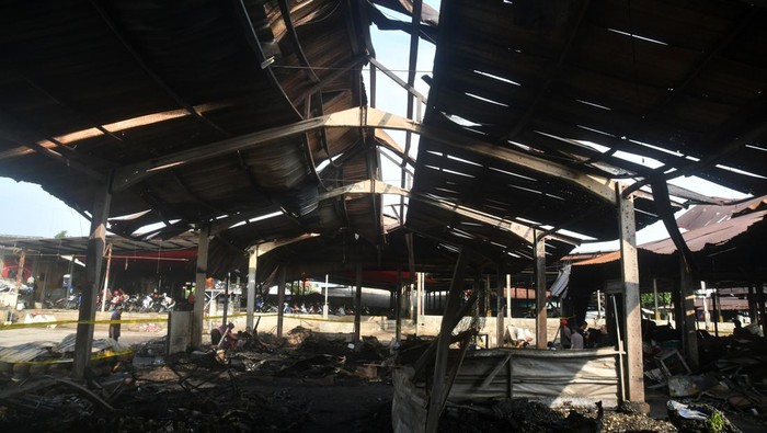 Warga mengamati lokasi pascakebakaran di Pasar Induk TU Kemang, Bogor, Jawa Barat, Selasa (2/7/2024). Sebanyak 60 los dari dua blok milik pedagang sayur di pasar induk terbesar kedua di wilayah Jabodetabek tersebut hangus terbakar pada Senin (1/7/2024) diduga akibat kebocoran gas elpiji dari salah satu warung nasi. ANTARA FOTO/Arif Firmansyah/rwa.