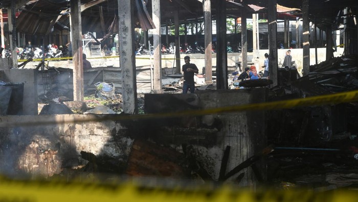 Warga mengamati lokasi pascakebakaran di Pasar Induk TU Kemang, Bogor, Jawa Barat, Selasa (2/7/2024). Sebanyak 60 los dari dua blok milik pedagang sayur di pasar induk terbesar kedua di wilayah Jabodetabek tersebut hangus terbakar pada Senin (1/7/2024) diduga akibat kebocoran gas elpiji dari salah satu warung nasi. ANTARA FOTO/Arif Firmansyah/rwa.
