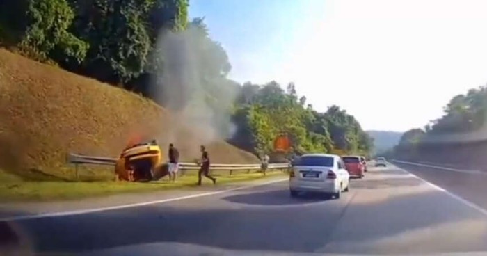 Lamborghini kecelakaan di tol