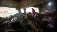Longsoran tersebut juga menghantam dan merusak rumah warga.