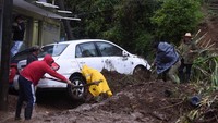 Sebuah mobil ikut terkena tanah longsor.