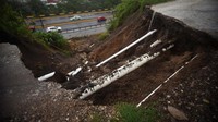 Pemandangan jalan yang sebagian rusak akibat tanah longsor di Xalapa, Meksiko, 1 Juli 2024.