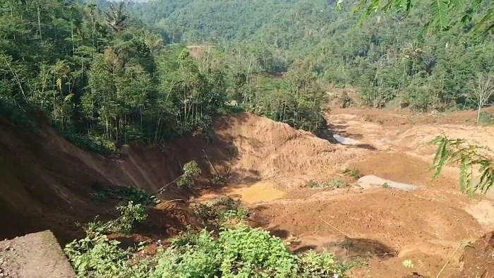 Longsor di Desa Nantang, Kecamatan Cigalontang, Kabupaten Tasikmalaya, Jawa Barat
