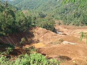 Longsor Isolasi Ratusan Warga Kampung Mayana Tasikmalaya