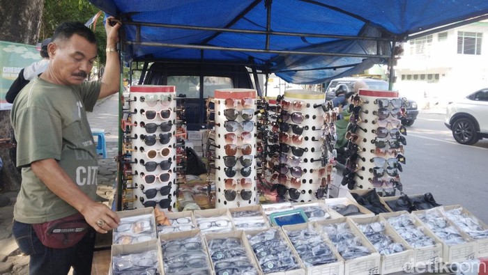Mansur di depan lapak kacamatanya