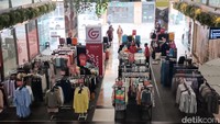 Namun untuk gerai Matahari di WTC Serpong ini, terlihat sejumlah pegawai retail masih menjajakan berbagai jenis produk fesyennya di lobby pusat perbelanjaan. Dikatakan produk-produk yang dijual seperti bazar ini merupakan stok terakhir gerai tersebut.