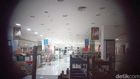 Sementara itu untuk gerai Matahari di Mal Balekota, sekilas sisa jaringan retail ini tampak seperti gerai toko yang sudah lama tidak beroperasi. Sebab untuk gerai yang satu ini, semua plang nama dan logo Matahari sudah dicopot.