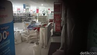 Selain itu di depan gerai juga tidak terlihat sisa-sisa retail seperti yang ada di WTC Serpong. Kondisi inilah yang membuat sisa keberadaan Matahari di Mal Balekota tampak sangat samar.