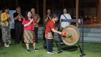 Kabupaten Banyumas menjadi salah satu pusat seni bagi wisatawan mancanegara pada 1970 hingga 1980-an. Kota Satria ini tersohor sebagai pusat lukisan gaya Mooi Indie, bahkan hingga mendapatkan julukan galeri seni terpanjang di Asia Tenggara. Lukisan Mooi Indie merupakan aliran seni lukis yang berkembang pada abad 19 di Hindia Belanda. Oleh pemerintah Hindia Belanda, gaya naturalistik Mooi Indie ini terus dikembangkan hingga awal abad 20.