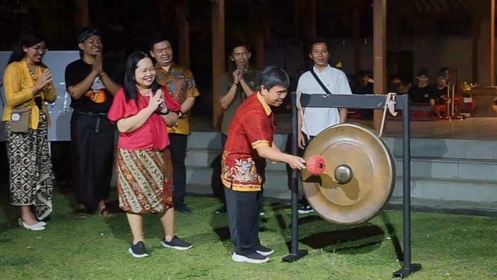 Melihat Kebangkitan Lukisan Mooi Indie Modern di Banyumas KabupatenΒ BanyumasΒ menjadi salah satu pusat seni bagi wisatawan mancanegara pada 1970 hingga 1980-an. Kota Satria ini tersohor sebagai pusat lukisan gaya Mooi Indie, bahkan hingga mendapatkan julukan galeri seni terpanjang di Asia Tenggara. Lukisan Mooi IndieΒ merupakan aliran seni lukis yang berkembang pada abad 19 di Hindia Belanda. Oleh pemerintah Hindia Belanda, gaya naturalistik Mooi Indie ini terus dikembangkan hingga awal abad 20.