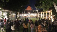 Sayangnya, kepopuleran lukisan Mooi Indie semakin meredup setelah penjualan secara masif pada 1990a-an. Menurut Founder Kie Art Project sekaligus Pegiat Seni Kie Art, perkembangan berbagai media seni juga turut mengubah dominasi pasar seni, sehingga memuat lukisan Mooi Indei semakin meredup saat itu.