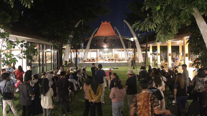 Kabupaten Banyumas menjadi salah satu pusat seni bagi wisatawan mancanegara pada 1970 hingga 1980-an. Kota Satria ini tersohor sebagai pusat lukisan gaya Mooi Indie, bahkan hingga mendapatkan julukan galeri seni terpanjang di Asia Tenggara. Lukisan Mooi Indie merupakan aliran seni lukis yang berkembang pada abad 19 di Hindia Belanda. Oleh pemerintah Hindia Belanda, gaya naturalistik Mooi Indie ini terus dikembangkan hingga awal abad 20.