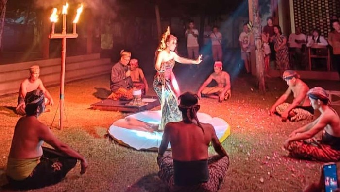 Melihat Kebangkitan Lukisan Mooi Indie Modern di Banyumas KabupatenΒ BanyumasΒ menjadi salah satu pusat seni bagi wisatawan mancanegara pada 1970 hingga 1980-an. Kota Satria ini tersohor sebagai pusat lukisan gaya Mooi Indie, bahkan hingga mendapatkan julukan galeri seni terpanjang di Asia Tenggara. Lukisan Mooi IndieΒ merupakan aliran seni lukis yang berkembang pada abad 19 di Hindia Belanda. Oleh pemerintah Hindia Belanda, gaya naturalistik Mooi Indie ini terus dikembangkan hingga awal abad 20.