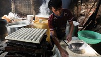 Setelah itu, bubur kedelai yang telah digumpalkan selanjutnya dicetak menjadi tahu.