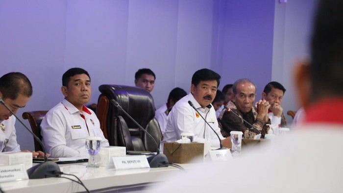 Menko Polhukam Hadi Tjahjanto di kantor Pusat Kendali Sistem Pemantauan Siber milik Badan Siber dan Sandi Negara (BSSN) di Ragunan, Jakarta Selatan, Selasa (2/7/2024).
