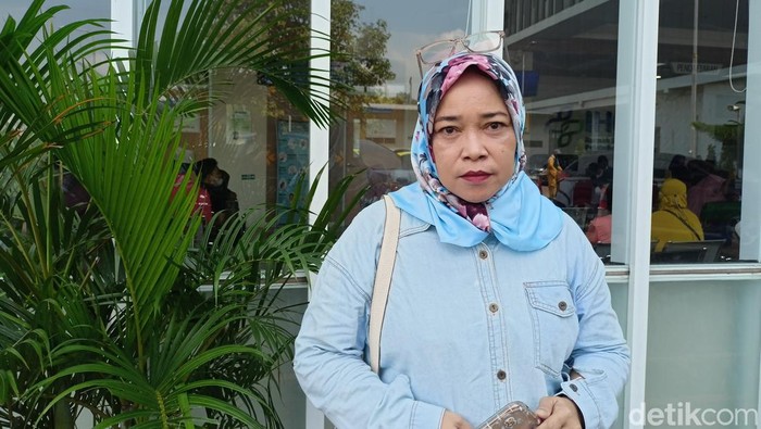Meri, istri pasien yang marah ke petugas farmasi rumah sakit di Palembang.