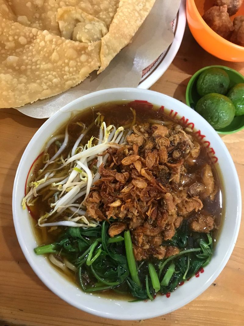 Gurih Manis 5 Mie Kangkung Halal untuk Hangatkan Badan