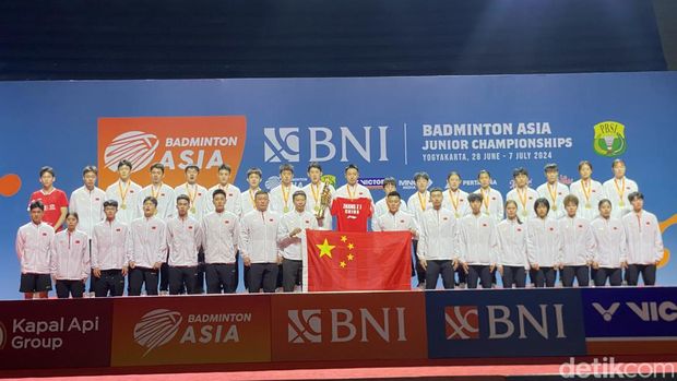Momen atlet China usai juara di Kejuaraan Bulutangkis Junior Asia 2024 di GOR Among Rogo, Jogja, Selasa (2/7/2024).